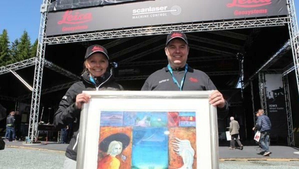 Markedsansvarlig Stina Onsum Berg og selger Geir Hjertø med prisen for beste stand; En stand det tok åtte dager å sette opp. De er veldig fornøyde med at arrangørene av Mefa 2014 la forholdene til rette lot dem starte og rigge flere dager for noen av de andre utstillerne kom med sitt utstyr.