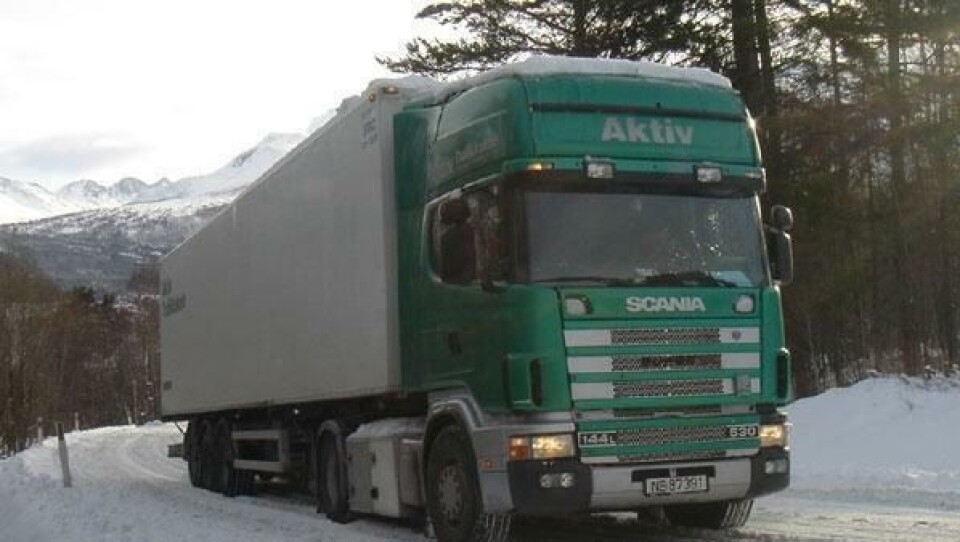 Typisk problem-kombinasjon på norske vinterveier, toakslet trekkvogn med treakslet semitrailer. Det hjelper noe hvis man kan løfte fremre aksel på trippelboggien og dermed overføre noe vekt til drivakselen.