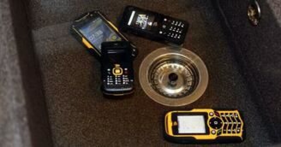 Mens telefonene lå i vasken sendte vi meldinger og ringte til dem. Og de lyste opp.