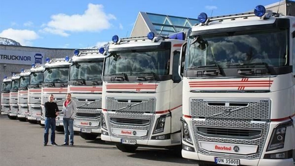 Selger Jan Erik Roset fra Trucknor Sogn og Fjordane AS overleverte ti nye Volvo FH16 750 til driftsdirektør Cato Aurstad i K.A. Aurstad foran lokalene til Trucknor Sogn og Fjordane AS i Sandane.