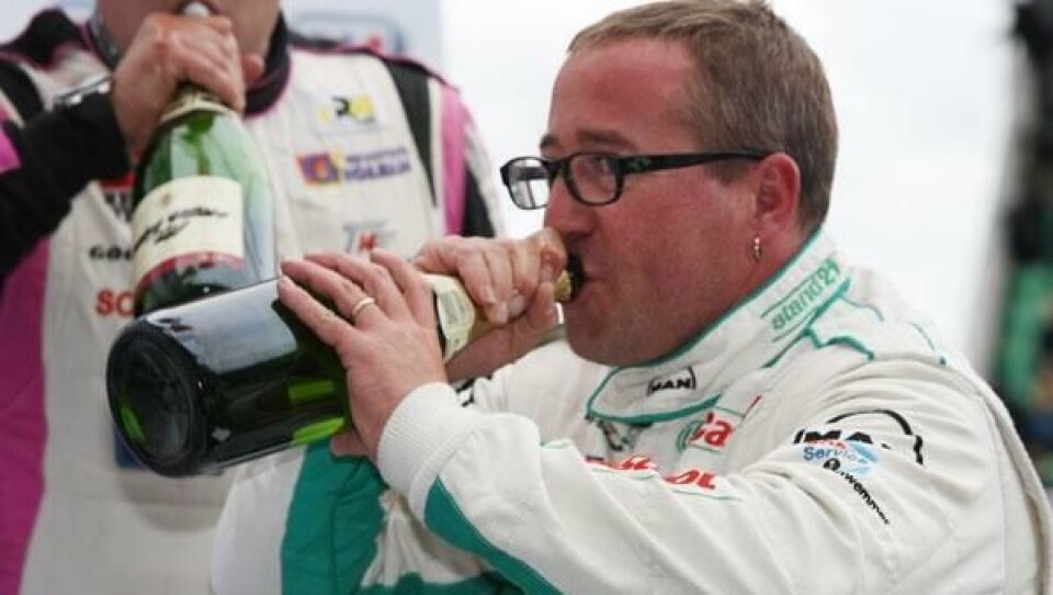 Jochen Hahn feirer seieren i EM i Truck Racing.