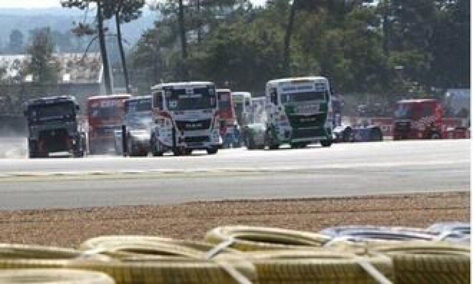Tett kjøring og stor spenning på Le Mans. Jochen Hahn i MAN med nr. 1 i frontruten i fremste rekke.