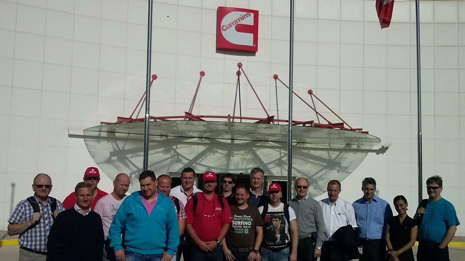 Representanter for Lekang Maskin AS og forhandlerne samlet utenfor det flunkende nye produksjodnsanlegget til Cummins Filtration like utenfor Izmir i Tyrkia.