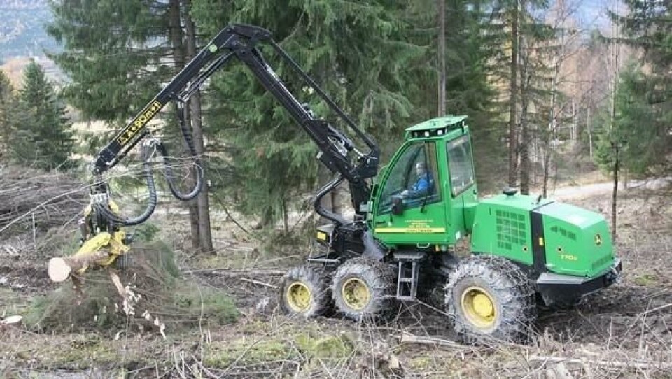 Per Ole Kolterud er først med 6-hjulsutgaven av John Deeres tynningsmaskin 770D.