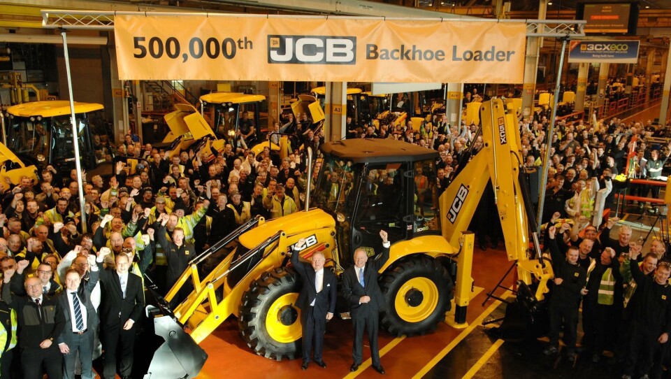 Styreleder i JCB, Sir Anthony Bamford (foran gravelasteren t.v.), og administrerende dir. Alan Blake (t.h.) leder an i feiringen av traktorgraver nr. 500.000.