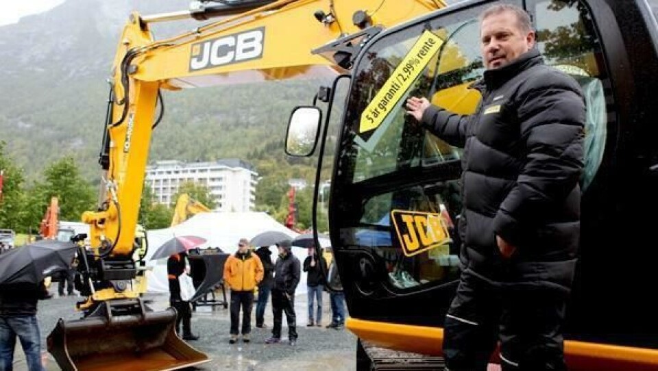 Selger Ole Jørgen Sve på kampanjemodellen JCB JS210 LC under Loen-dagane i Stryn, Sogn og Fjordane.