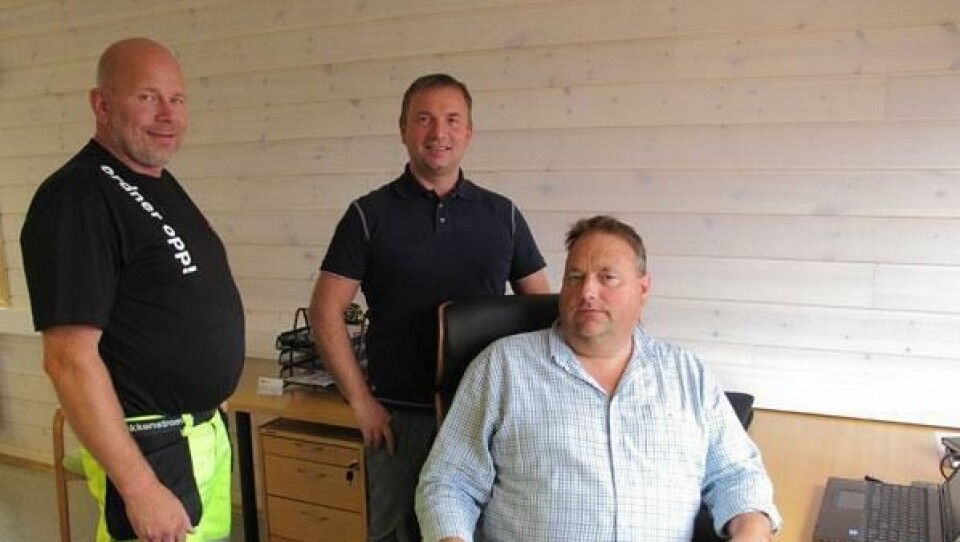 Istrail-selgerne Frode Dalseng (sittende) og Ingve Raad (stående bak) tar imot første kunden innom det nye Istrail-kontoret i Hamar, Roar Lunde i Maskinanlegg AS.