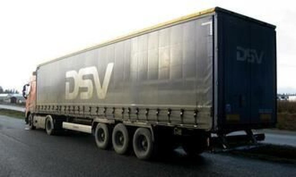 Dansk DSV-tralle lastet med møbler fra Stranda som skulle til Tyskland.