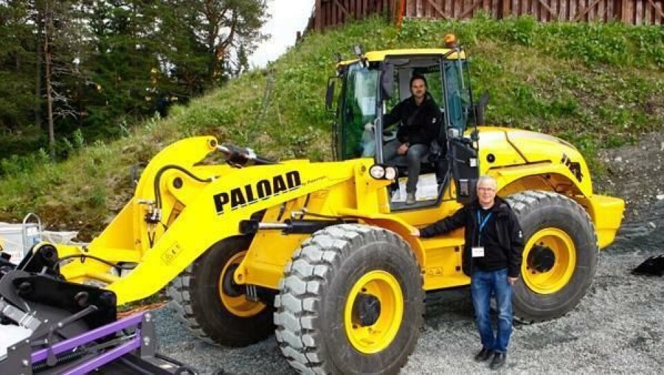 Daglig leder Tor Skjetne og markedssjef Kristian Skjetne (i hjullasteren) gjør det bra på salg av demoleringsutstyr i Norge. De tilbyr også hjullastere fra italienske Palazzani.