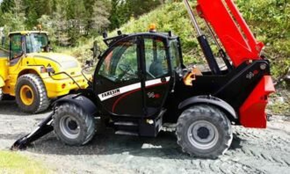 Skjetne Maskin AS selger også teleskoplastere. Her er Faresin 14.42 med rekkevidde på 14 meter og har en løftekapasitet på 4,2 tonn. Faresin har ca. 50 forskjellige modeller for maskin/bygg entreprenører, industri og landbruk.