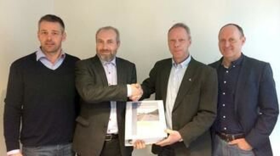 Avtalesignering: Fra venstre: byggeleder i Jernbaneverket, Lars Håheim; prosjektdirektør i Jernbaneverket, Erik Nilsen; regiondirektør i Implenia Norge, Geir Nordbø; prosjektleder for bane i Implenia Norge, Stein Terje Dahl.