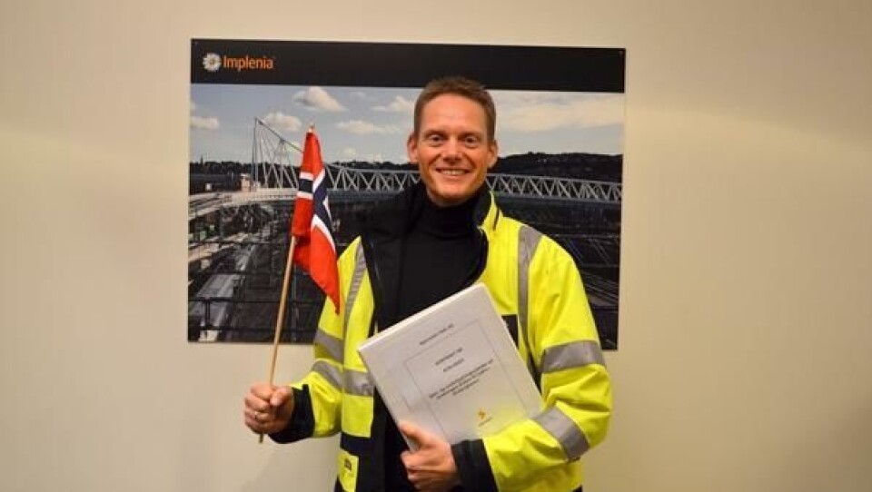 Håvard Amundsen, prosjektsjef i Region Øst i Implenia Norge, feirer kontrakten. Amundsen er ansvarlig for spor- og jernbanetekniske tjenester.