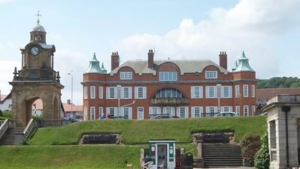 The Royal var altså opprinnelig sommerboligen til traktorkongen. Det var han som betalte for klokketårnet som er blitt et kjennetegn i byen. Fortsatt er det vel ikke alle som har en liten golfbane på sommerstedet sitt.