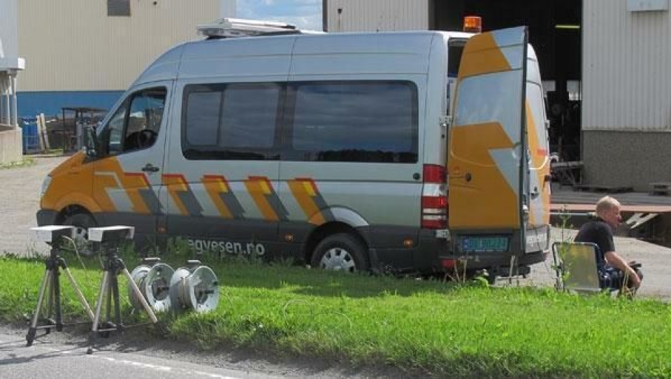 Legg merke til de to kameraene like ved veibanen. De fotograferer alle registreringsnumre som suser forbi. Hvorfor to kamera? Jo, det ene tar bilde av kjøretøyene bakfra for å dekke kjøretøy med bare ett registreringsnummer, som tilhengere og mopeder.