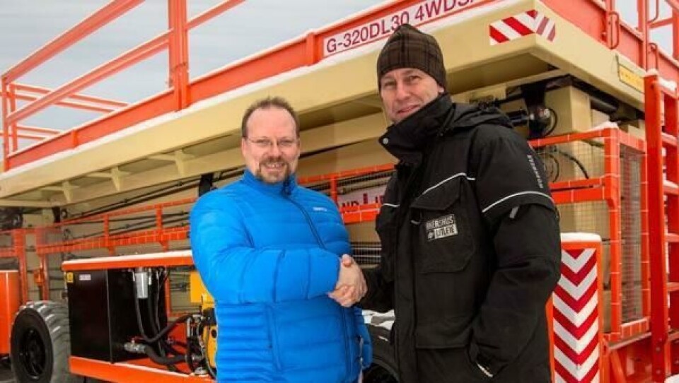 Direktør Kristian Langseth hos den norske Holland Lift-importøren Riwal AS (t.v.) gratulerer daglig leder Alfred Bakken i Akershus Utleie AS med to nye Megastar G-320 sakselifter.