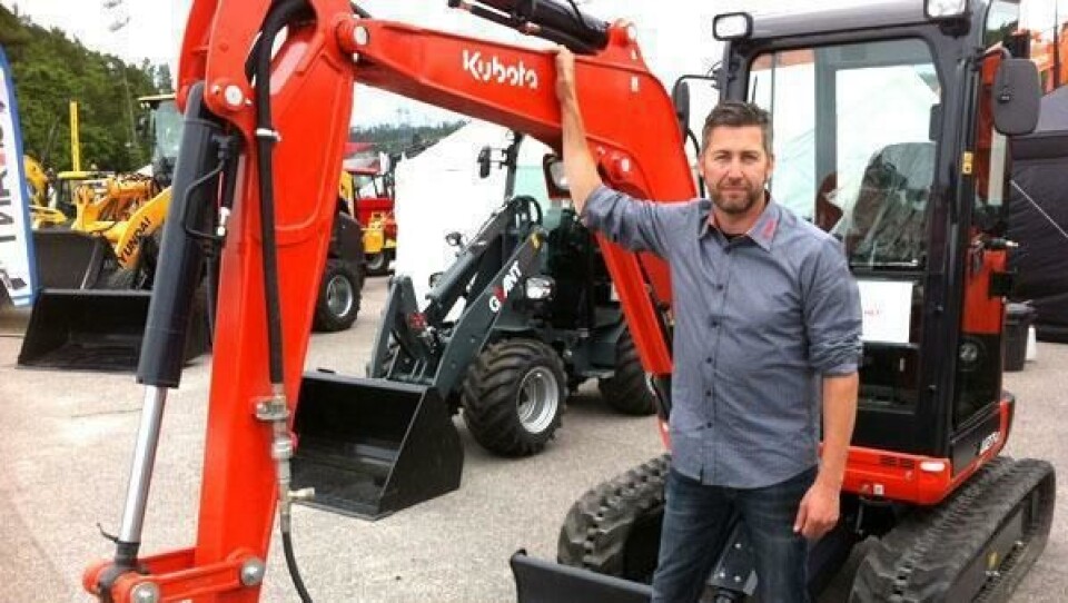 NYHET FRA KUBOTA: Kenneth Aune i Hymax viser stolt den nye Kubota U27-4 som presenteres på Anleggsmessa i Kristiansand denne helgen.