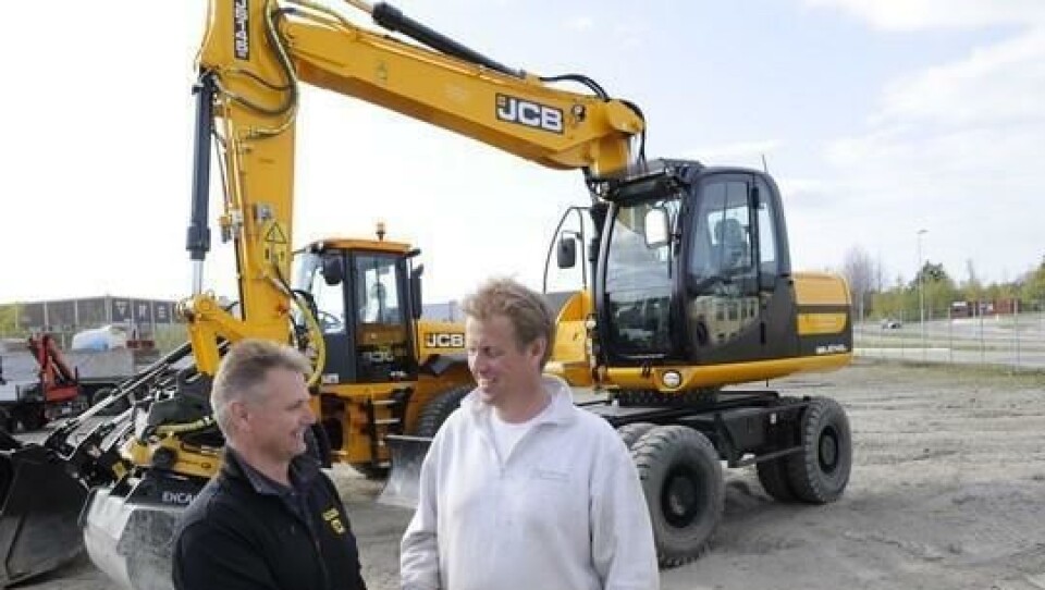 Henning Sagholen (t.v.) solgte sin første JCB-maskin til Lier Graving og Transport AS i 2006. Her gratulerer han Espen Gausen med de to nyeste JCB-maskinene.
