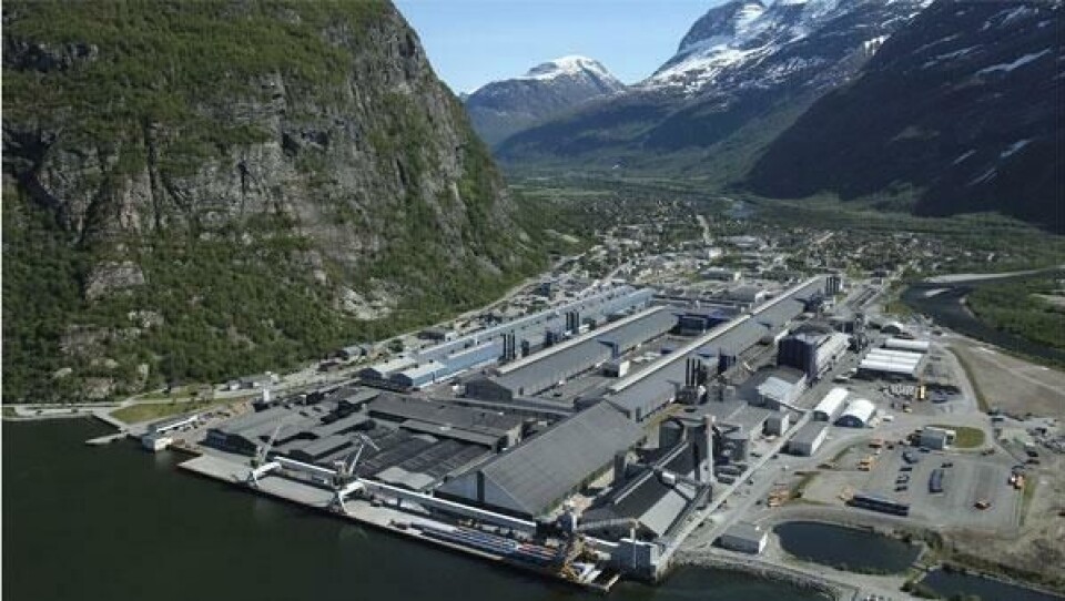 Hydro går over til sjøtransport. Her fabrikken i Sunndal.