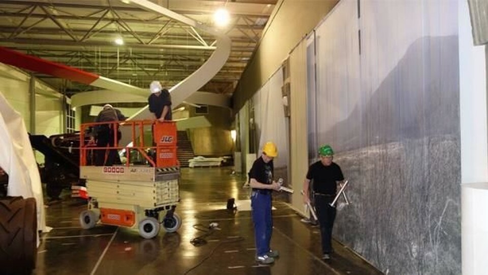 Mange har arbeidet i mange uker for å få i stand utstillingen «Tida og vegen». Dette bildet er fra midten av april.