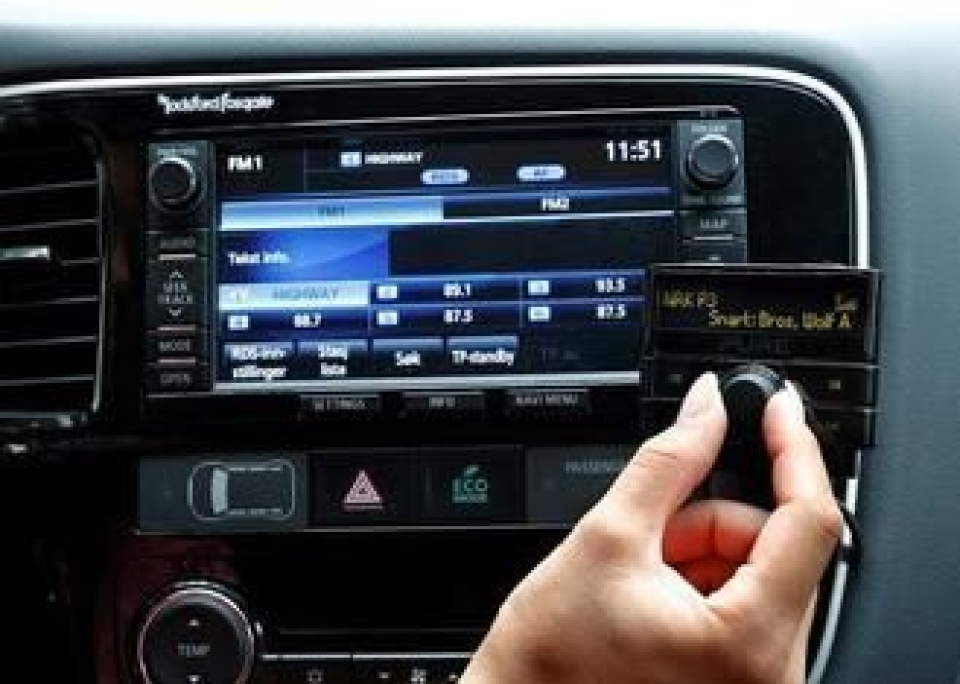 Slik ser en av adaptermodellene du kan koble til bilen din for å slippe å bytte ut anlegget ditt.