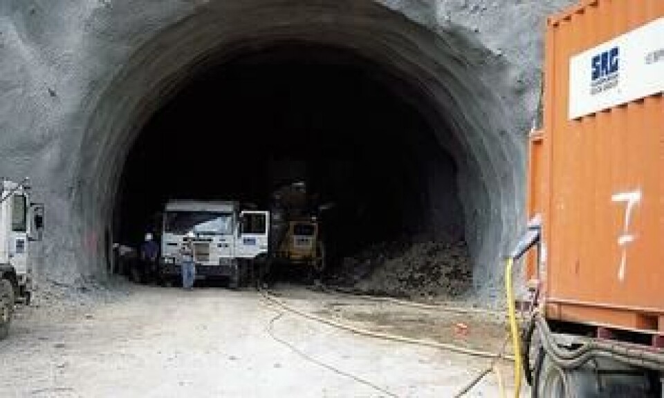 Foreløpig benyttes det aggregater (t.h.) for strømproduksjon til tunnelriggen fra AMV. Den er kommet 20 meter inn i fjellmassivet.