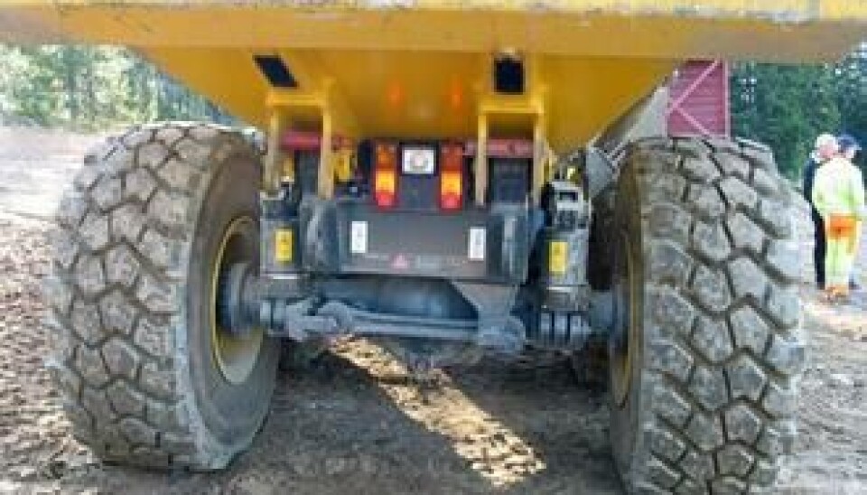 Fjæringsteknologien er den samme som på tipptruckene med nitrogen/olje fjærbein festet til en bærebru.