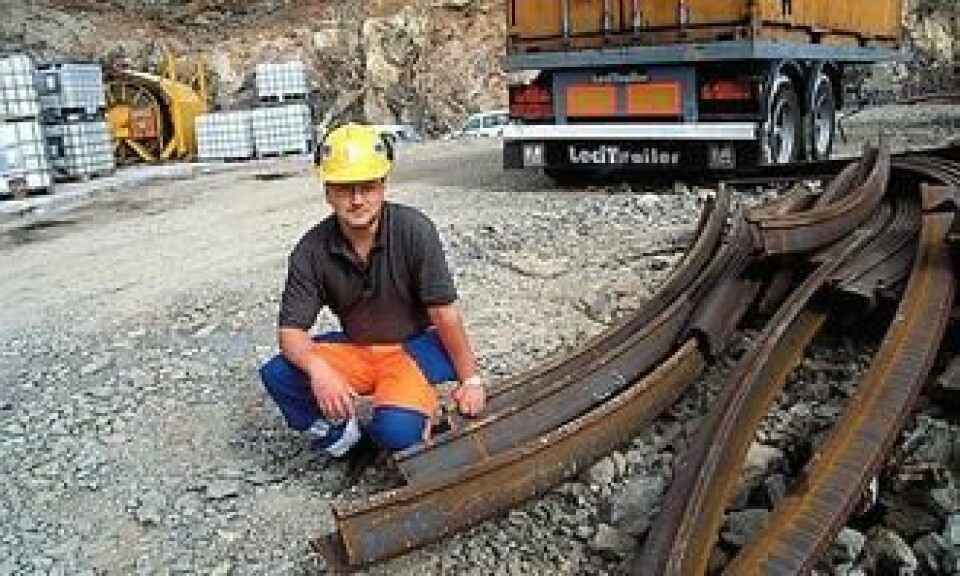 Fagermo viser stålbuene som skal sveises sammen og monteres for hver halvannen meter i alle tunnelene. For nordmenn er dette en uvanlig sikringsmetode, men påbudt i spansk territorium.