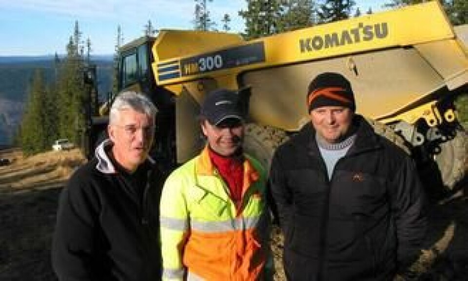 Hesselbergs Dag Bråten, formann Stian Skyttermoen og daglig leder Stig Plukkerud konstaterer at starten med nydumperen har vært lovende.