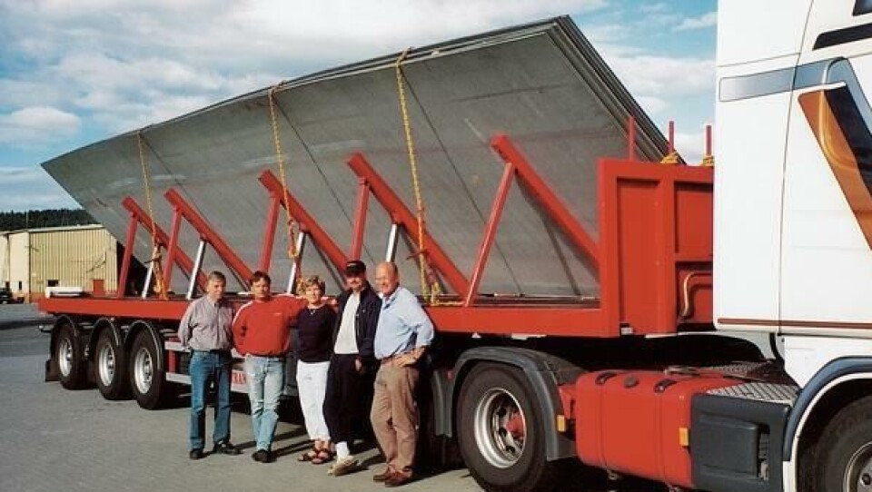 Fornøyd gjeng etter at ny transportløsning er et faktum. Fra h. Nils Chr. Øvrum, Tangen Shipping AS, Tor Ivar Bjørnstad, C.P. Sand Transport, Mette Sveinsen, Tangen Shipping, Brede Solum, Tangen Verft og Arvid Andreassen, Vold Havneterminal Skien.