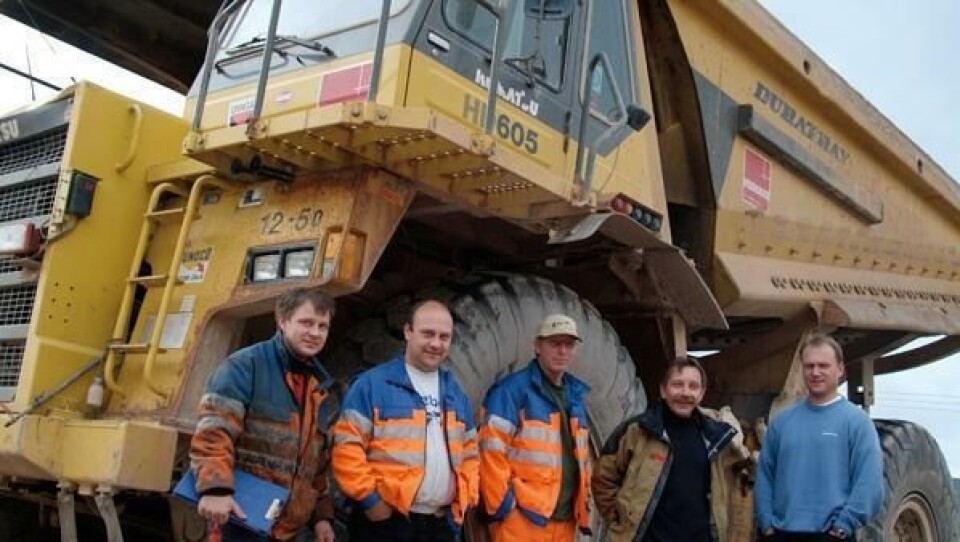 En fornøyd kvintett ved den bremsesterke Komatsu-trucken. Fra venstre Jonny Johansen (mekaniker), Stig Almar Smelror (maskinfører), Ottar Andersen (sjåfør på tipptrucken), Odd Einar Utsi (anleggsleder) og salgssjef Tom Engebretsen (Hesselberg Maskin).