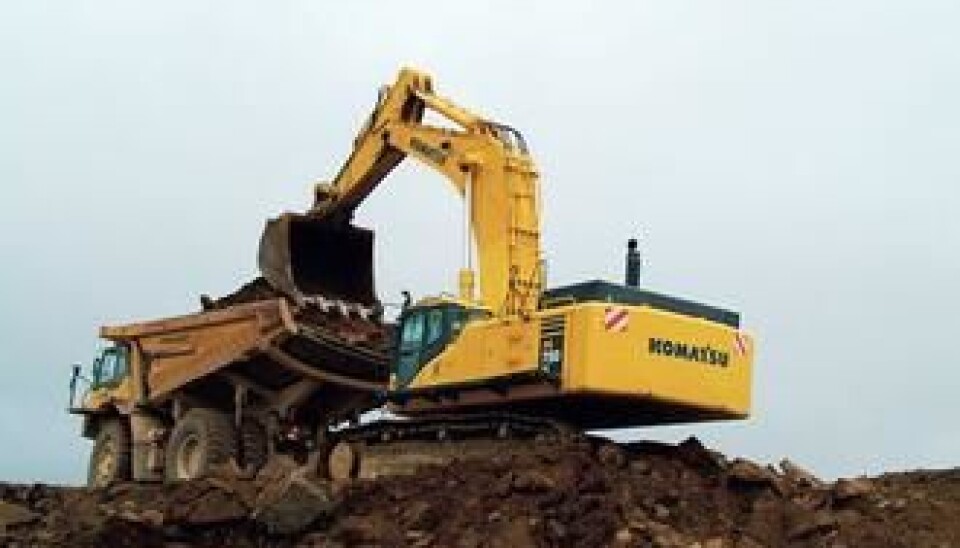 80-tonneren Komatsu PC750-7 står for opplastingen.