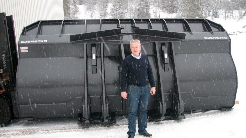 Eksportsjef Kai Hauge med den store ferdigvareskuffa som nå er sendt til Norsk Stein.