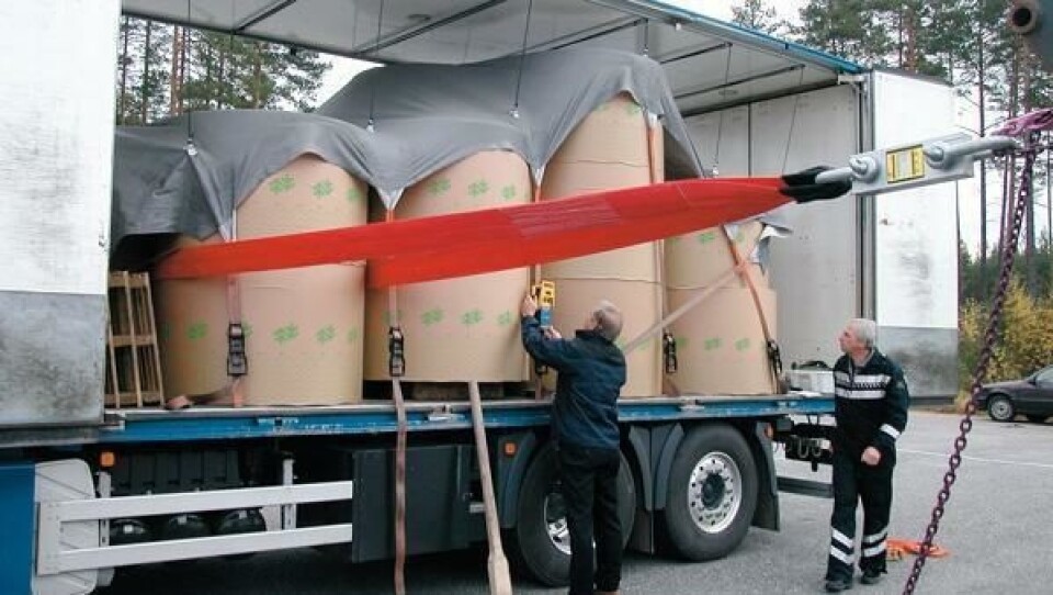 Lasten er sikret med duken som er spent over lasten. Legg merke til grimesurringen foran som er meget viktig for å sikre lasten uten bruk av et stort antall overfallssurringer. Strekkraften på stroppene ble kontrollert. En av papirrullene ble fastspent sideveis til et måleinstrument. Den røde stroppen ble belastet med over 1400 kg uten at lasten forflyttet seg. Prøven ble godkjent med god margin.