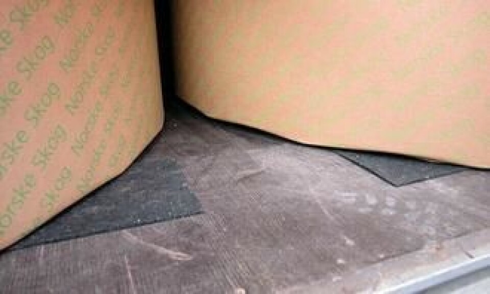 Papirrullen er plassert på en friksjonsmatte som øker friksjonen til langt over 0,5. I enkelte sammenhenger kan den være nyttig.