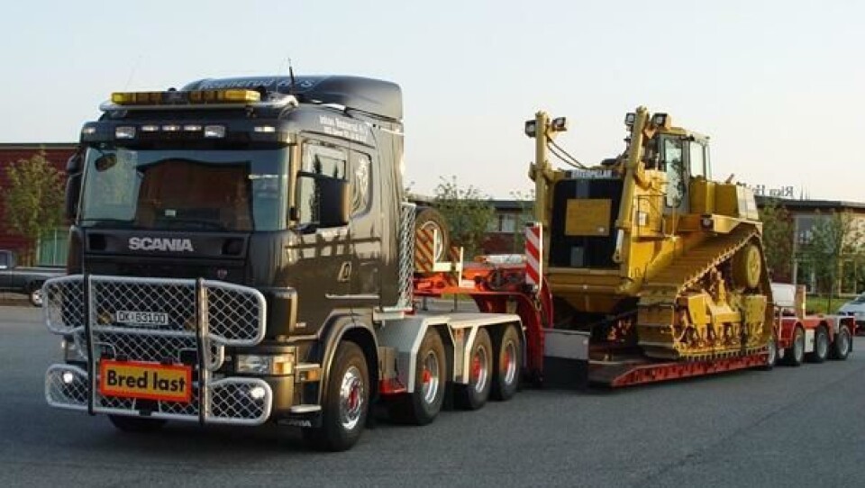 Scania trekkvogn med Vang-henger lastet med største Cat-dozer er et mektig skue.