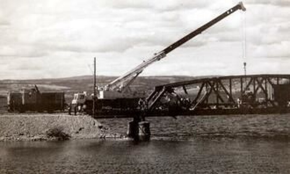 Hell i uhell at det var utviklet en spesialtralle mobilkrana med visse justeringer kunne plasseres på. Hjulakslingen løftes på ei vogn som kom inn fra den andre siden og deretter tok det bare noen minutter å få havaristen opp på samme vogna.