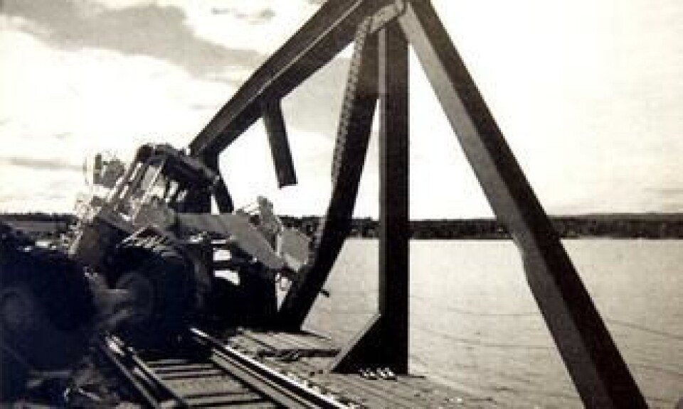 Bildet antyder at det var skuffen som tørnet inn i brospennet.