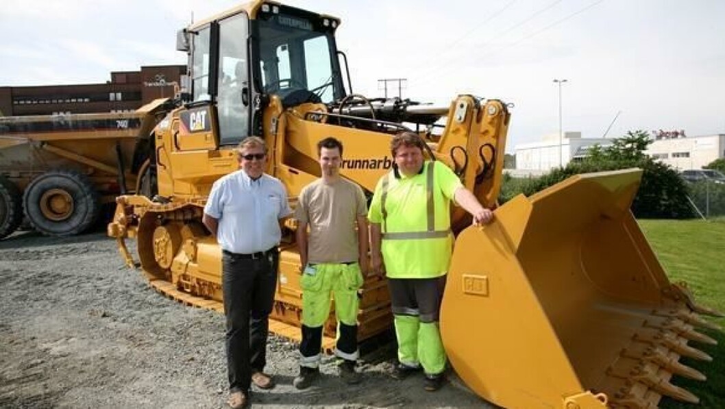 Fra overleveringen av beltelasteren; fra venstre Geir Sandvik, Pon Equipment, maskinfører Jøran Sverre Storsve og anleggsleder John Asphaug. Fra overleveringen av beltelasteren; fra venstre Geir Sandvik, Pon Equipment, maskinfører Jøran Sverre Storsve og anleggsleder John Asphaug.