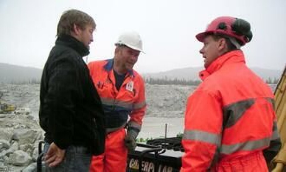 Førerinstruktør for Pon Quipment i Norge og Sverige, Kristian Johansson (t.h.), orienterer maskinførerne Bjørnar Hansen (t.v.) og Roar Nielsen, om maskinens filtersystem.