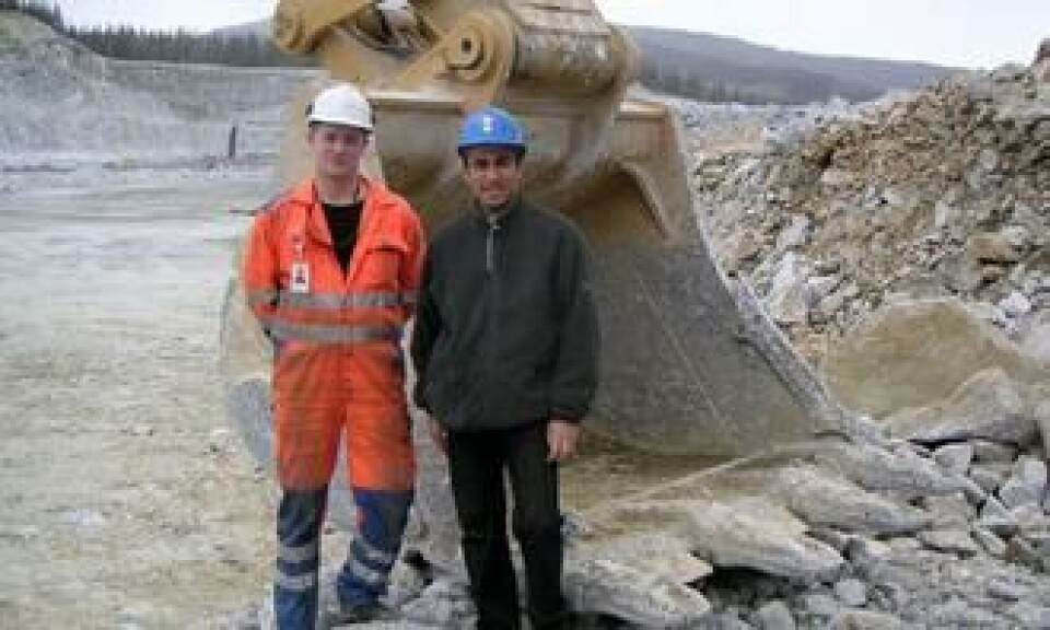 Designingeniør Abdelwhahab Abu Jahrur (t.v.) fra Caterpillars fabrikk i Gosselie, Belgia, hvor 90-tonneren produseres, var med på igangkjøringen av maskinen; her sammen med maskinfører Tommy Langfjord.