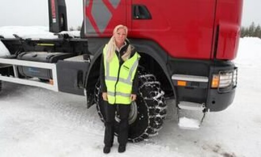 Produkt demo-spesialist Caroline Nordengrip fra Allison Transmissions var instruktør i en Scania G440 CB6x6HHZ med kjetting på alle hjul. Bilen var utstyrt med en Allison GA867R automatgirkasse og Allison-retarder. Produkt demo-spesialist Caroline Nordengrip fra Allison Transmissions var instruktør i en Scania G440 CB6x6HHZ med kjetting på alle hjul. Bilen var utstyrt med en Allison GA867R automatgirkasse og Allison-retarder.