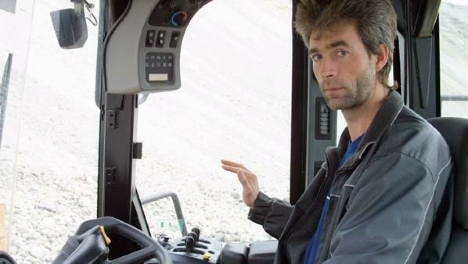 Maskinfører Eirik Lindstrand lar lastespakene i fred under fylling av skuffa; den oppgaven tar Auto Dig’n seg av.