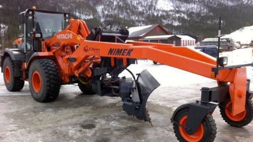 Hitachi-hjullasteren påmontert Flexigrader veihøveltilsats fra svenske Nimek mek og konstruktion AB. Hitachi-hjullasteren påmontert Flexigrader veihøveltilsats fra svenske Nimek mek og konstruktion AB.