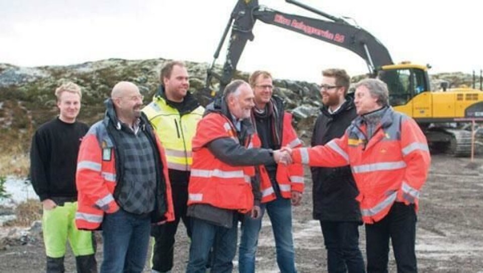 Ordfører Ole Haugen i Hitra kommune ønsker prosjektleder Svein Soknes i Statens vegvesen lykke til med arbeidet ved Dolmsundet.