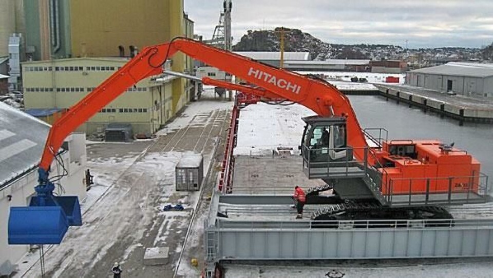 Hitachi-gravemaskinen ble montert på MV Nordbris i Larvik havn i januar.
