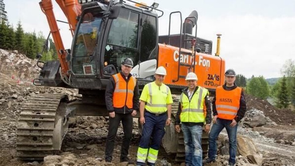 Selger Nils Arve Norendal (t.v.), Nasta, maskinfører Petter Flåten og Carl Christian Fon, begge Carl C. Fon AS og Torstein Strømmen, Nastas representant i prosjektet, foran en av testmaskinene.