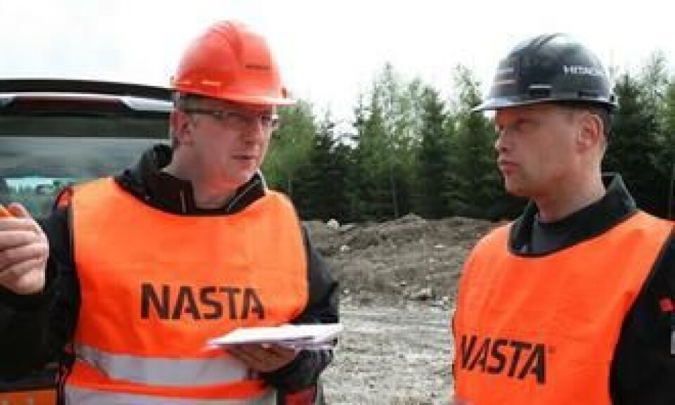 Torstein Strømmen (t.h.), Nastas representant i prosjektet, intervjues av redaktøren i Ground Control, Hitachi Constructions internasjonale magasin.