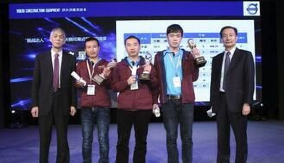 Volvo har ikke skrevet navnet på vinnerne i sin pressemelding, men her står de samme med Lawrence Luo (til høyre), president i Volvo CEs salgsavdeling i Kina, og Qi Jun, formann i China Construction Machinery Association.