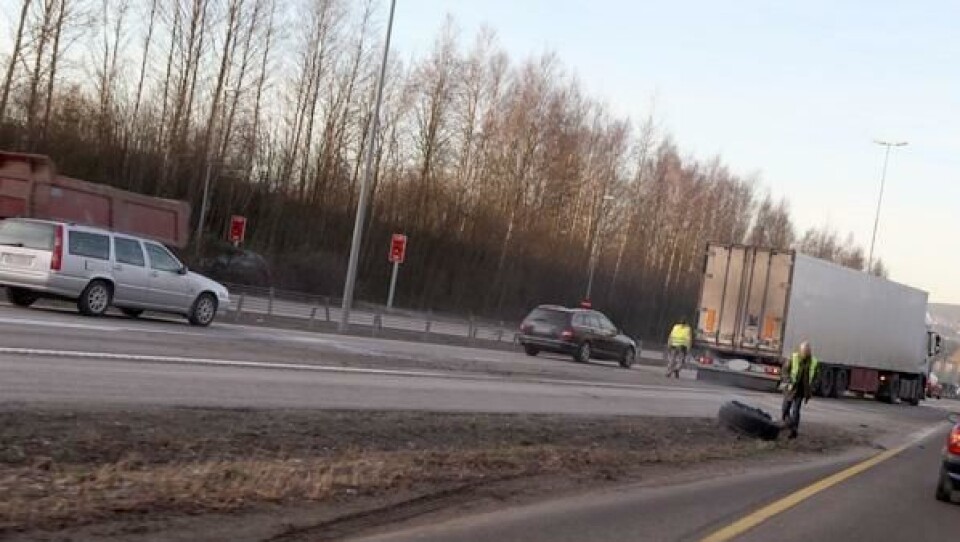 Et tydelig eksplosjonssted noen meter bak lastebilen, og en polsk sjåfør som har trillet det løse rykende hjulet ut i grøfta.