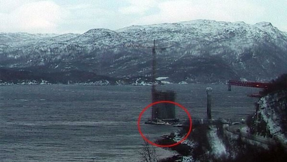 Lekteren sank ved siden av brotårnet som er under oppføring.